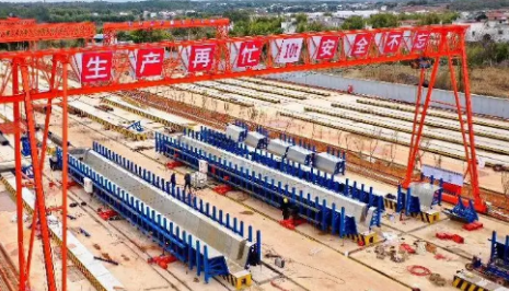 春節(jié)期間高速公路工程建設者用電動葫蘆吊運板材